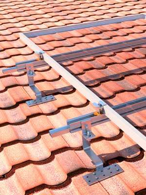 Saulės modulių montavimo konstrukcija čerpių stogams, vienam moduliui