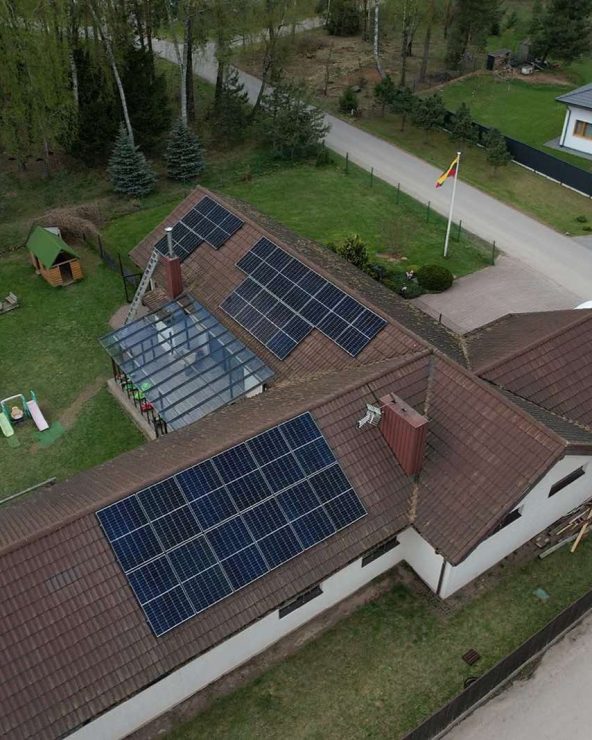 Saulės elektrinės komplektas čerpių stogams (8–15 kW)