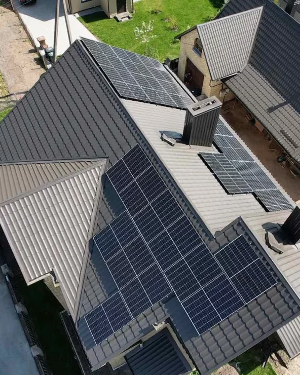 Saulės elektrinės komplektas šlaitiniams stogams (8–15 kW)