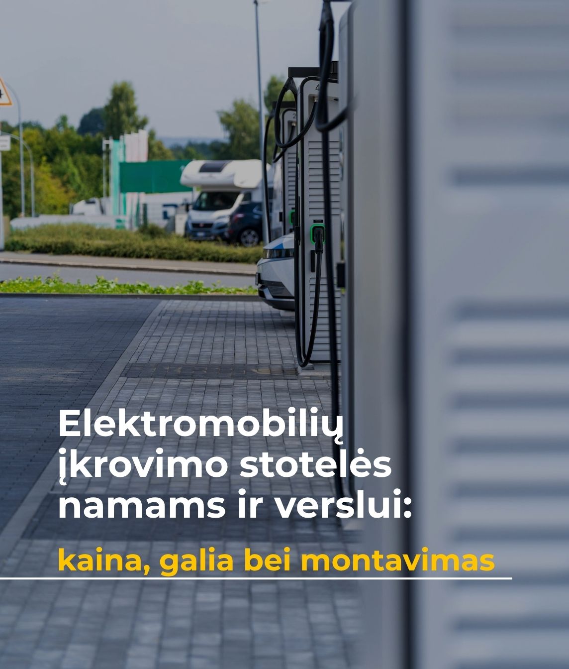 elektromobilių įkrovimo stotelės automobilių parkinge su straipsnio pavadinimu