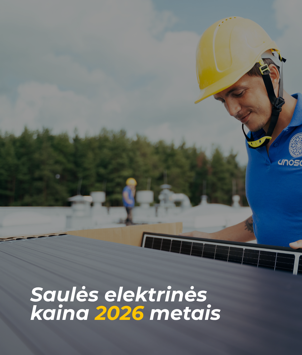 Saulės elektrinės montuotojas dirba ant objekto stogo. Saulės elektrinės kaina 2026 metais straipsnio pavadinimas